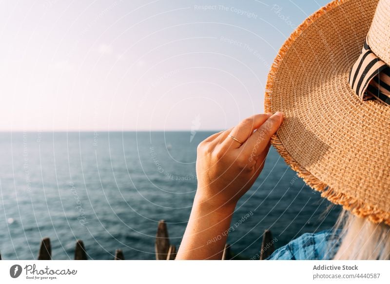 Crop-Tourist mit Strohhut bewundert das Meer Reisender nachdenken MEER Urlaub Tourismus Wochenende Natur Himmel Frau Kleidungsstück Ausflug Saint Jean de luz.