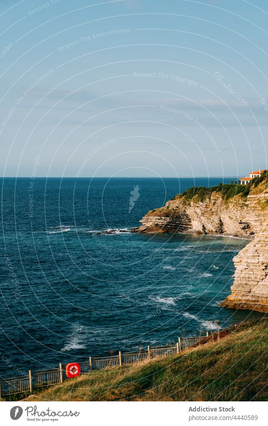 Klippe gegen wellenförmiges Meer unter bewölktem Himmel MEER Blauer Himmel Natur Meereslandschaft Hochland Landschaft Horizont wolkig stürmisch Wetter schaumig