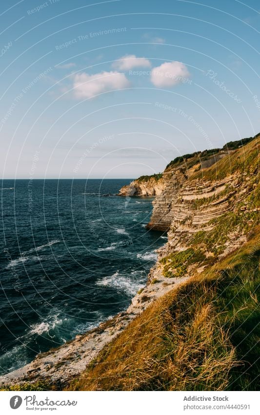 Klippe gegen wellenförmiges Meer unter bewölktem Himmel MEER Blauer Himmel Natur Meereslandschaft Hochland Landschaft Horizont wolkig stürmisch Wetter schaumig