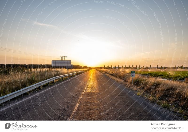 Spanien, eine einsame Straße mitten im Nirgendwo, kein Mensch in Sicht ländlich keine Menschen Autobahn Himmel Natur Landschaft Szene Cloud Laufwerk Linie