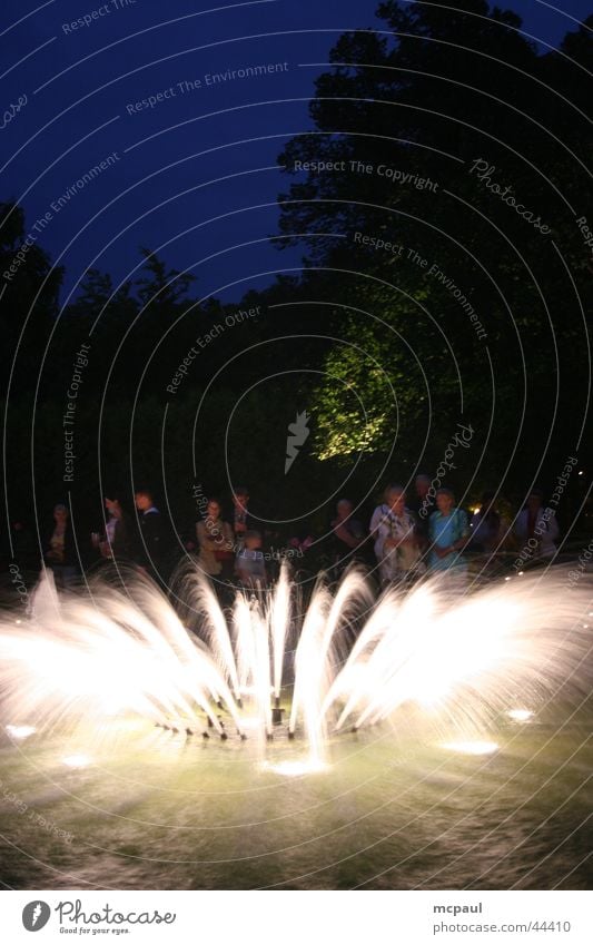 Springbrunnen bei Nacht Club Wasser