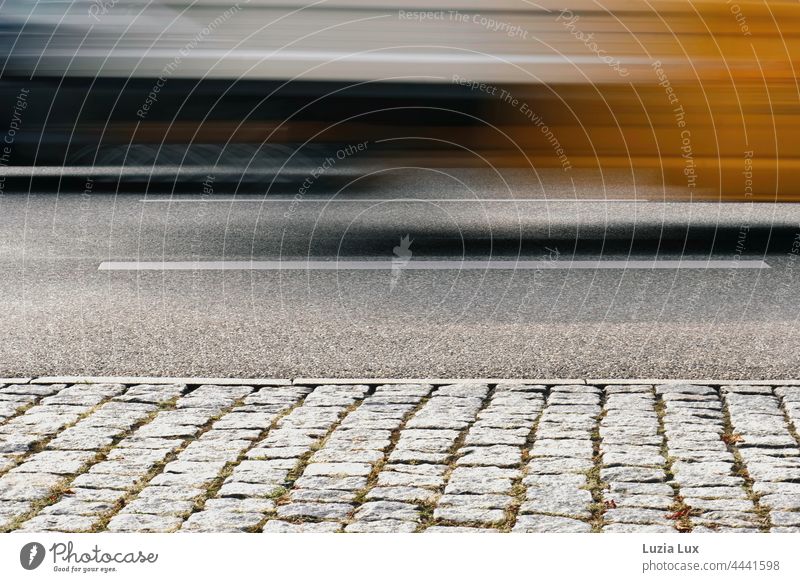 Bundesstraße, Geschwindigkeit und Farbenspiel, herbstlich Straße unscharf Bewegung schnell Kopfsteinpflaster verschwimmen Unschärfe Verkehr urban verschwommen