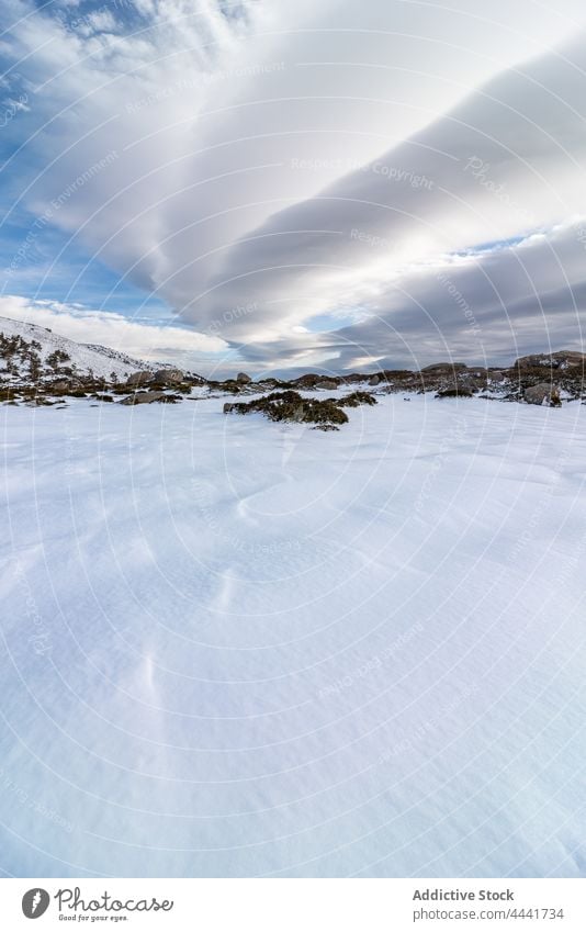 Verschneiter Berghang unter bewölktem Himmel bei Tageslicht Berge u. Gebirge Natur Schnee felsig Hochland Kamm rau Formation Umwelt Gipfel Gelände malerisch