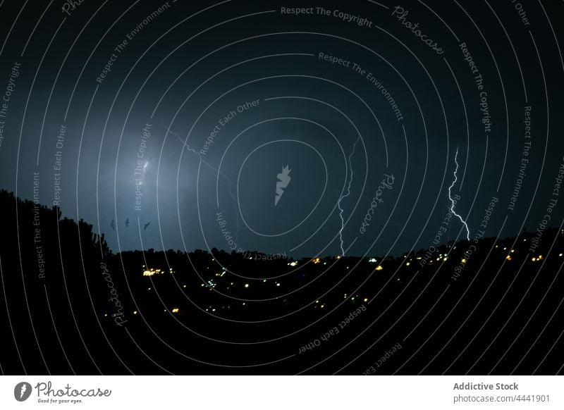 Fledermaus, die über die Stadtlandschaft eines Gewitters fliegt Unwetter Fledermäuse Fledertiere Blitze Rochen Donnern Thor Säugetiere Tier Landschaft Tiere