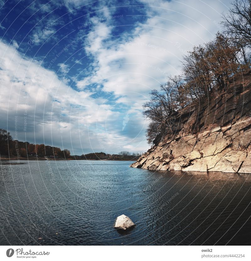 Ein Steinwurf entfernt Bucht See Stausee Ufer Felswand Lausitzer Granit Steilküste Seeufer blank gewaschen Bäume Wasser Wasseroberfläche Horizont Himmel Wolken