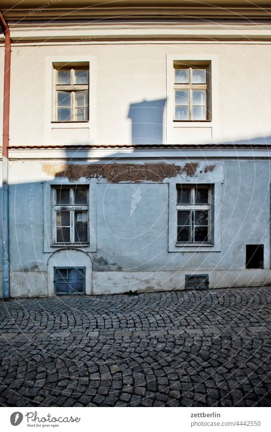 Fassade mit unleserlicher Inschrift abend altstadt architektur dunkel fachwerkhaus gasse gebäude historisch hussiten jan hus kirche kopfsteinpflaster