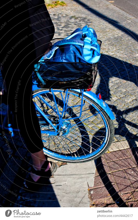 Blaues Fahrrad mit blauer Tasche architektur berlin büro city deutschland dämmerung froschperspektive hauptstadt innenstadt mitte skyline tourismus fahrrad