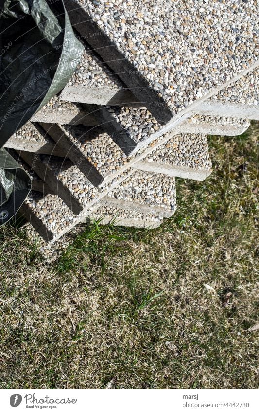 Die können mich kreuzweise, diese Waschbetonplatten. Fliesen u. Kacheln Bodenplatten Baumaterial Abdeckplane gestapelt ordentlich Lagerplatz