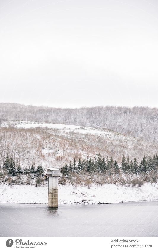 Ein Fluss fließt durch ein verschneites, hügeliges Tal Schnee Baum Winter Landschaft Natur Hügel Ufer Umwelt Wald Wasser strömen Ambitus malerisch fließen kalt