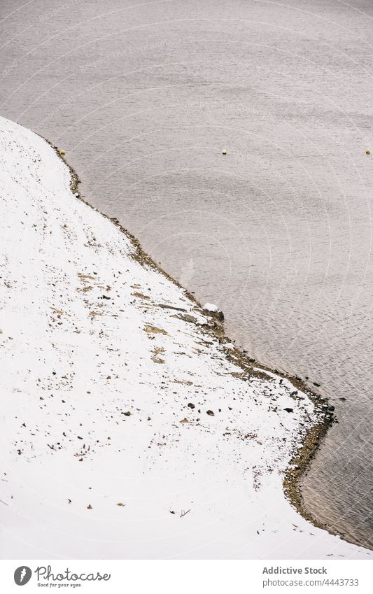 Fluss fließt durch verschneites Ufer Schnee Baum Winter Landschaft Natur Umwelt Wasser strömen Ambitus malerisch fließen kalt wild Flussufer Tierwelt Flora