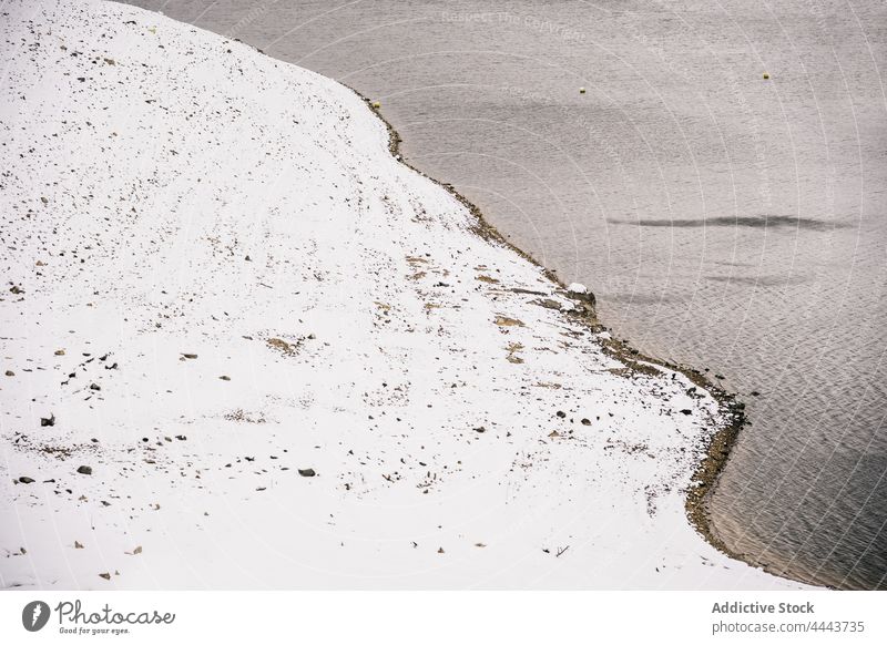 Fluss fließt durch verschneites Ufer Schnee Baum Winter Landschaft Natur Umwelt Wasser strömen Ambitus malerisch fließen kalt wild Flussufer Tierwelt Flora