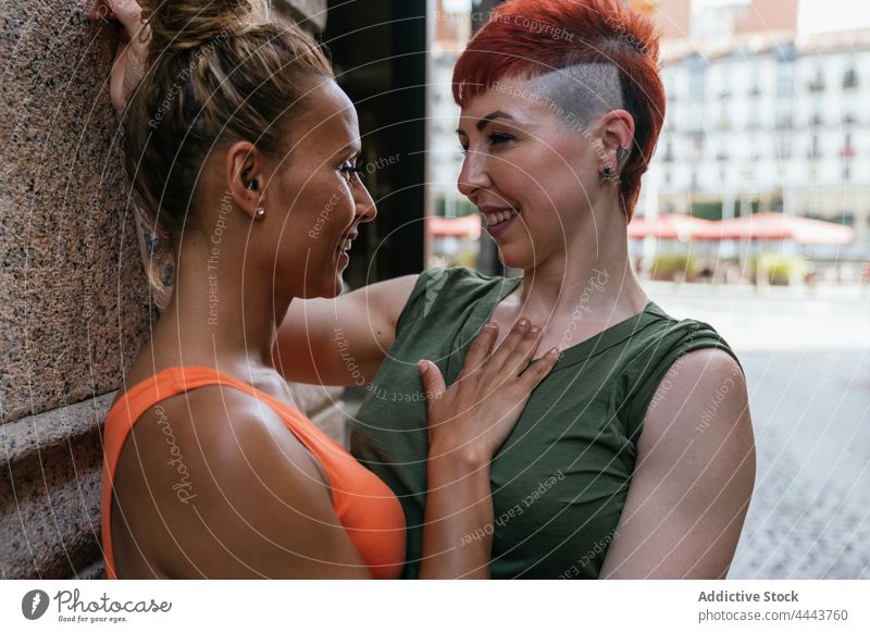 Coole glückliche homosexuelle Freundinnen im Moment des Kusses auf der Straße Paar Umarmen Partnerschaft Lehnen heiter Liebe Tattoo lgbt Frauen Freude