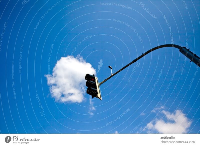 Ampel und Wolke sommer stadt stadtkern tourismus touristik verkehr ampel licht himmel wolke froschperspektive Beleuchtung Himmel blau Verkehr Stadt Straße