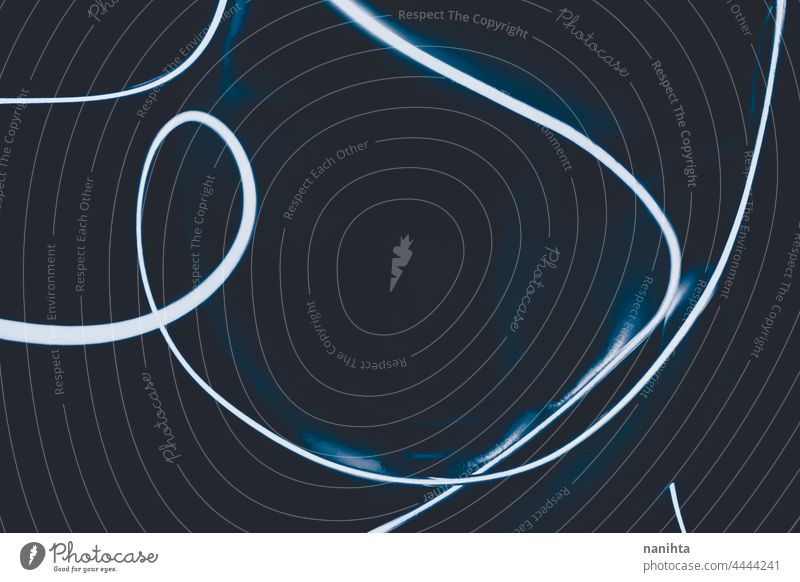 Neonlicht vor schwarzem Hintergrund umgab ein menschliches Gesicht in der Dunkelheit neonfarbig Licht Linie lo fi abstrakt verblüht blau Lichtmalerei Malerei