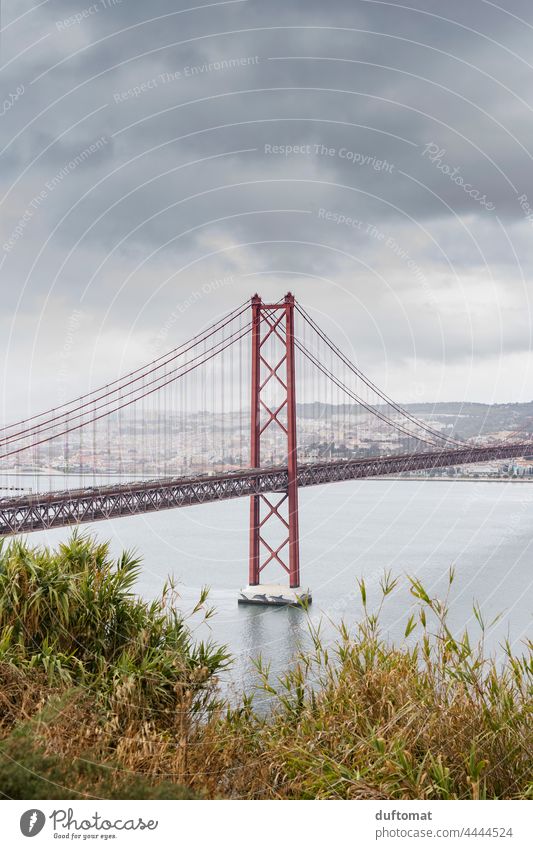 Roter Brückenpfeiler Lissabon Himmel Architektur Bauwerk Brückenkonstruktion Stadt Verkehrswege Wege & Pfade Straße Fluss Wasser Tourismus reisen