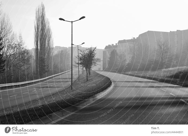 eine leere Straße in Frankfurt/Oder im Herbst Frankfurt Oder s/w Schwarzweißfoto Architektur b/w Außenaufnahme Tag Menschenleer b&w Einsamkeit ruhig Gebäude