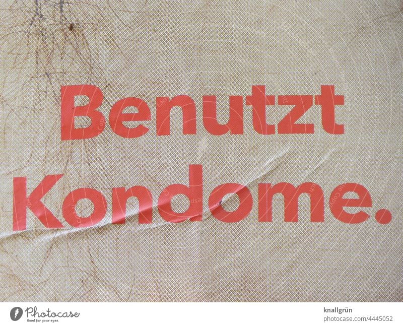 Benutzt Kondome. Sex Schutz Sicherheit Verhütungsmittel Sexualität Gesundheit Liebe Gummi AIDS Kontrolle Farbfoto Plakatwand Papier Lifestyle Mann Haut Farbe