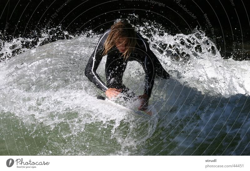 Wasserspiele. Eisbach München Bach Wellen Surfen gefährlich nass spritzen Sport eos babatunde Fluss bedrohlich