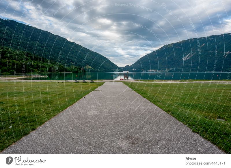 2021 07 18 Lago Di Santa Croce der See am Morgen Land alpin im Freien Italienisch Natur Dolomiten Europa Dorf Tourismus Landschaft Alpen Wald Herbst reisen