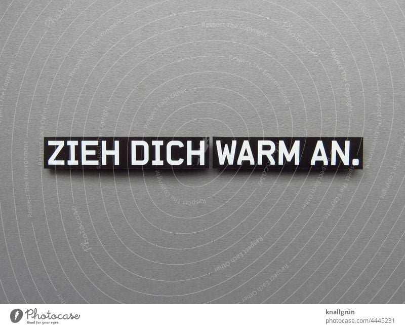 Zieh dich warm an. Kälte drohen Hinweisschild Angst Vorsorge Fürsorge tipp Empfehlung gefährlich bedrohlich Aggression kalt Winter Herbst Gewalt Wut Hass