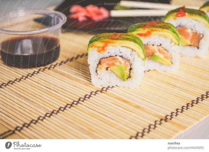 Fushion food of modern california roll Sushi Japanisch Lebensmittel Fusion Avocado lecker Soja Sojasauce Bambus Sushi-Matte Unterlage Reis Rezept wegnehmen