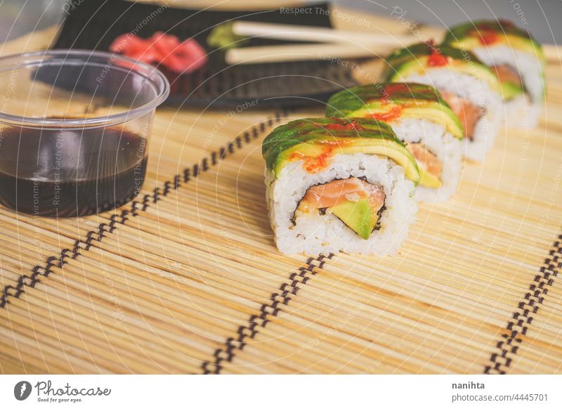 Fushion food of modern california roll Sushi Japanisch Lebensmittel Fusion Avocado lecker Soja Sojasauce Bambus Sushi-Matte Unterlage Reis Rezept wegnehmen