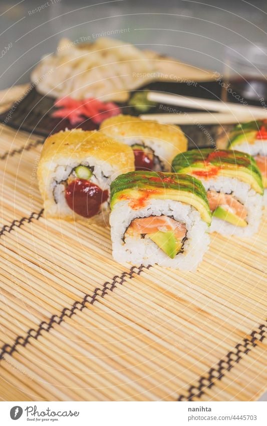 Fushion food of modern california roll Sushi Japanisch Lebensmittel Fusion Avocado lecker Soja Sojasauce Bambus Sushi-Matte Unterlage Reis Rezept wegnehmen