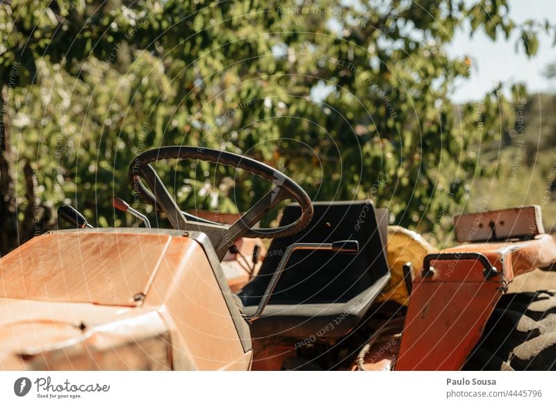 Lenkrad des Traktors Traktorrad Ackerbau Verkehr PKW Außenaufnahme Fahrzeug Menschenleer Industrie grün Farbfoto Rad Detailaufnahme Oldtimer lenken alt Straße