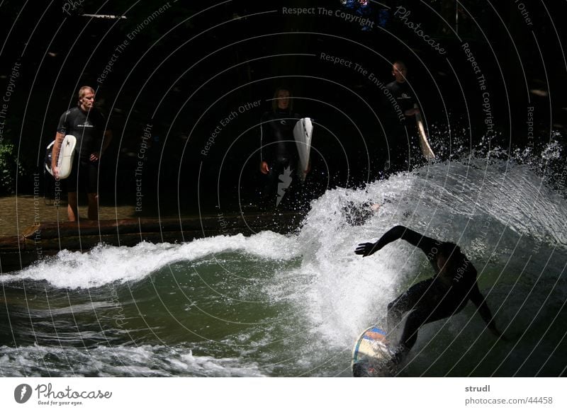 Shweeeowww again Eisbach München Bach Wellen Surfen gefährlich nass spritzen Sport eos babatunde Wasser Fluss bedrohlich cutback