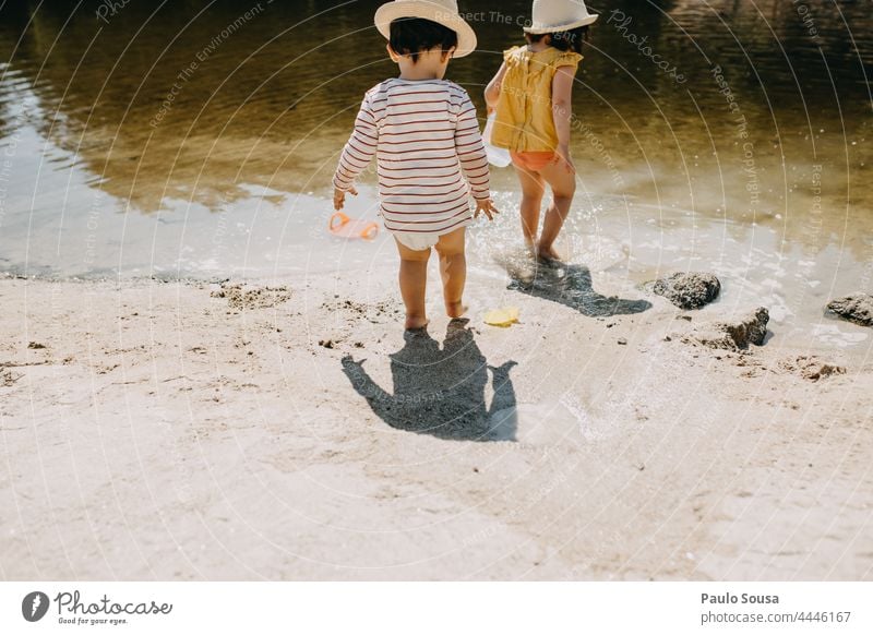 Bruder und Schwester spielen am Strand Flussstrand Portugal Geschwister Mensch Sommer Kindheit Familie & Verwandtschaft Außenaufnahme Farbfoto Tag Spielen