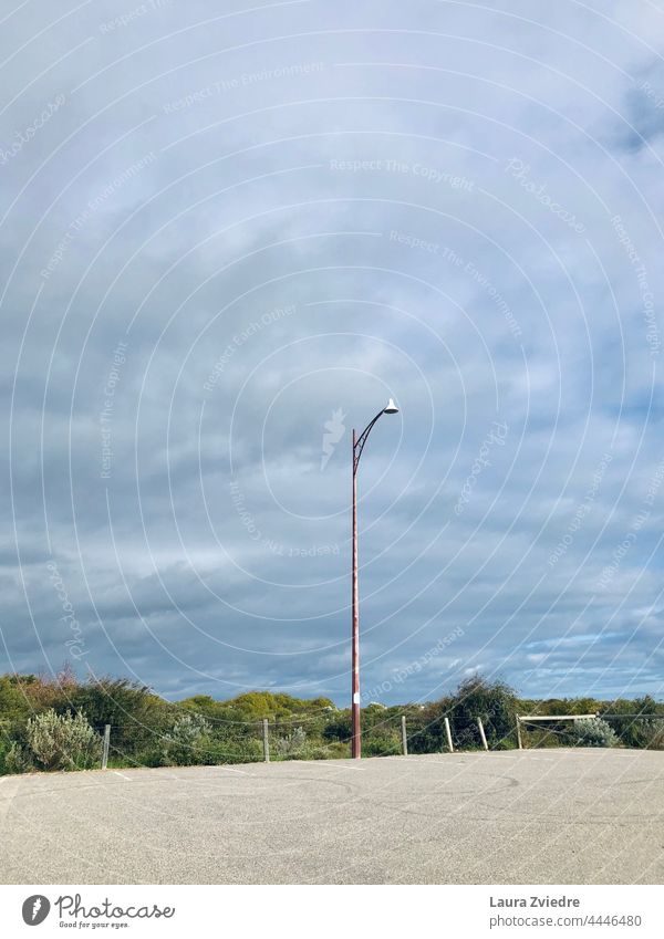 Laternenpfahl und der leere Parkplatz parken Straßenbeleuchtung Beleuchtung Himmel Menschenleer Peitschenlaterne Parkplatzbeleuchtung Farbfoto Außenaufnahme