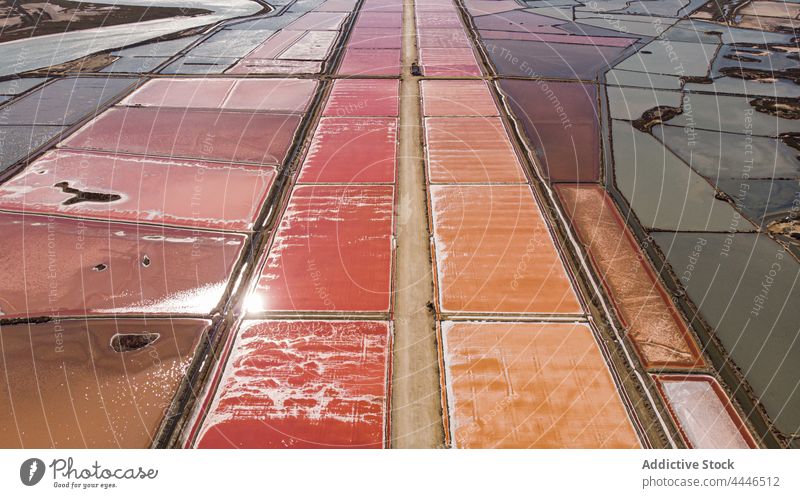 Luftaufnahme einer Drohne von einigen Salzsalinen in Andalusien, Spanien Mineral Teich Wahrzeichen Landschaft Natur Salinas Wasser Bauernhof Salinen schön