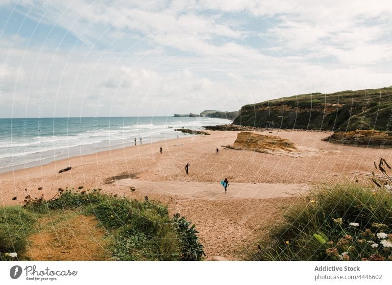 Touristen am Meeresufer gegen Klippe im Sommer Reittier MEER wolkig Himmel Natur Meereslandschaft Hochland Landschaft Urlaub Tourismus Zusammensein