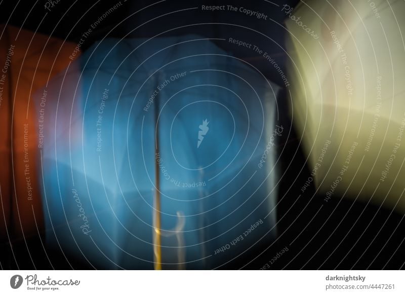 Bunte Regenschirme bilden ein Dach und bewegen sich vertikal Wasser nass Nahaufnahme Wassertropfen Griff Bewegung Wind Außenaufnahme blau gelb rote nachts Nacht