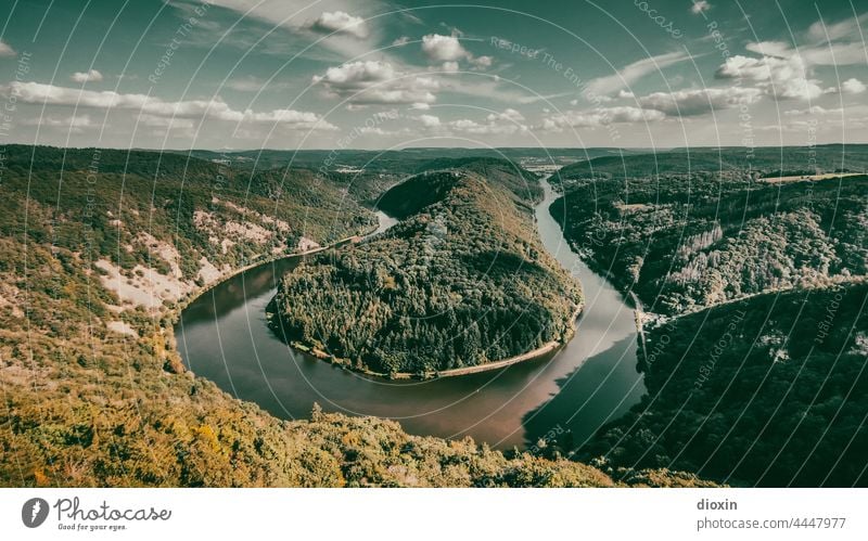 Saarschleife im Spätsommer Saarland Fluss Flussbiegung Mittelgebirge Landschaft Berge u. Gebirge Wasser Wald Panorama (Aussicht) Himmel Ferien & Urlaub & Reisen