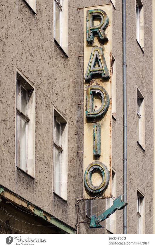 Radio und der Zahn der Zeit Schilder & Markierungen Fassade authentisch Musik alt Fenster Schriftzeichen Vergangenheit Nostalgie Leuchtkasten Stil