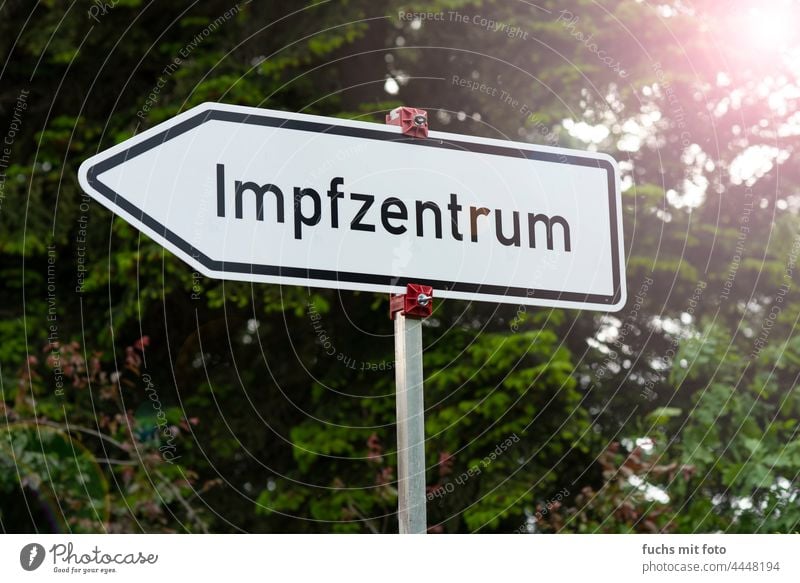 Impfzentrum Wegweiser, Straßenschild, Corona, Impfangebot impfzentrum covid-19 Impfung COVID Pandemie Virus Prävention Corona-Virus Krankheit Coronavirus