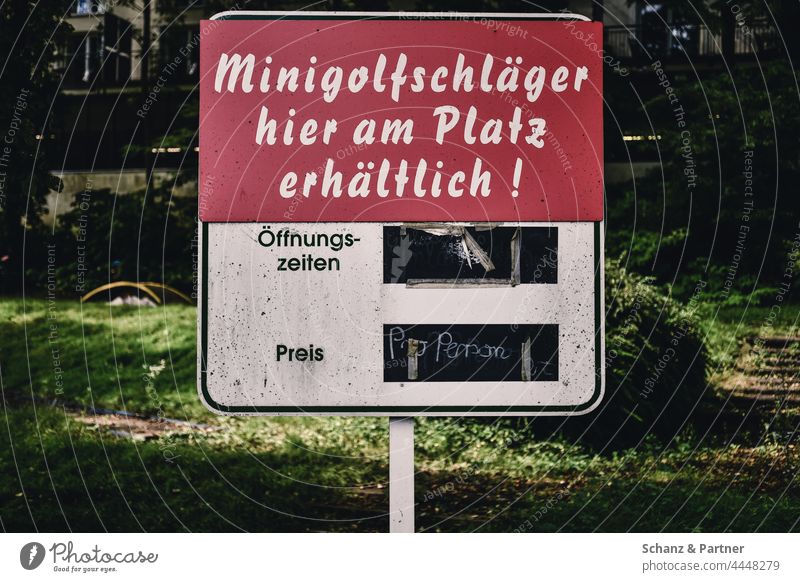 Schild Minigolf Minigolfanlage Freizeit früher Vergangenheit damals Kindheit Erinnerung verwittert Minigolfschläger Öffnungszeiten Ausflug Wochenende Nostalgie