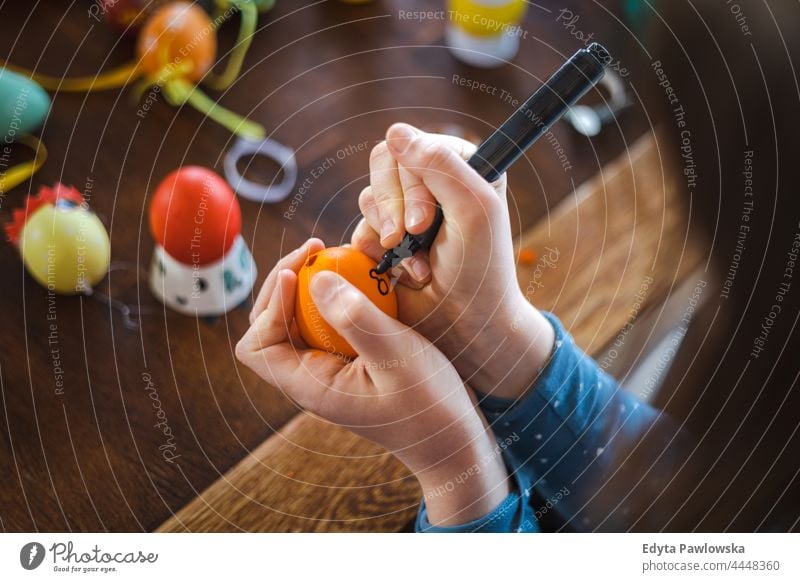 Mädchen malt Ostereier im Innenbereich dekorierend Kunst Vorbereitung Dekoration & Verzierung Hobby Kunsthandwerk farbig festlich jagen feiern saisonbedingt