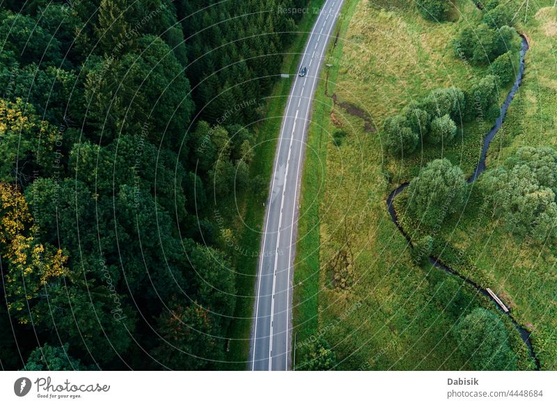 Autos bewegen sich auf der Landstraße durch Berge mit Kiefernwald, Luftaufnahme. Autofahrt im Sommerurlaub Straße Wald PKW Ausflug Natur grün Antenne Abenteuer