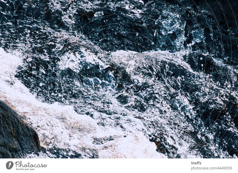 wildes Wasser Wasserfall Wasserkraft Kraft fließen Felsen Wasserschaum Wasserrauschen Rauschen Geräusch Schaum Urelemente Schottland August fließend Naturgewalt