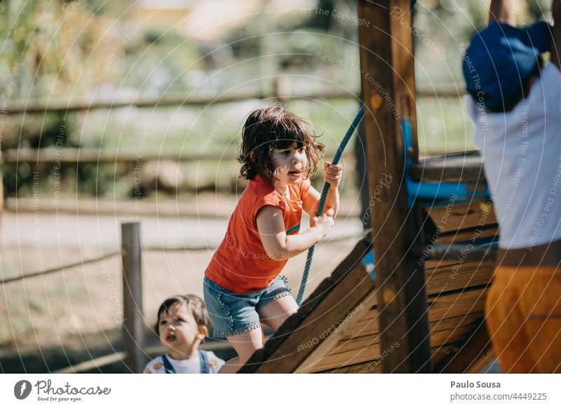 Bruder und Schwester spielen auf dem Spielplatz Spielen Spielplatzgeräte Geschwister Kinderspiel Kindheit Freizeit & Hobby mehrfarbig Mensch Farbfoto Freude