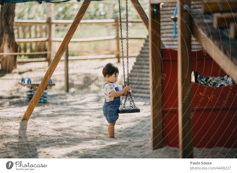 Kind spielt auf dem Spielplatz Kindheit Spielen Spielplatzgeräte Sliden Park Mensch Kindheitserinnerung Kleinkind Tag Kindergarten Außenaufnahme Freude Farbfoto