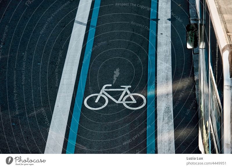 Fahrradweg von oben, seitlich steht ein alter Bus Fahrbahnmarkierung Linien Straße Markierung Streifen blau weiß gerade Fahrzeug Parkstreifen parken Spiegel