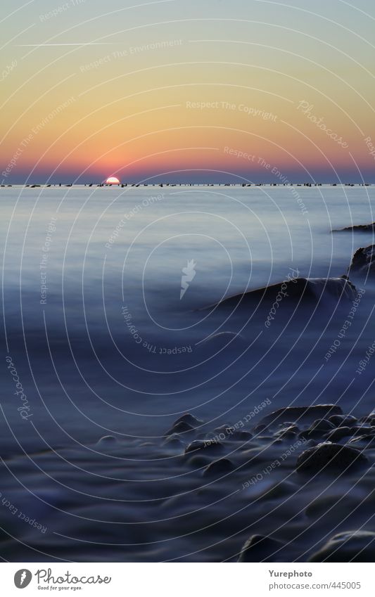 Sonnenuntergang Farben auf dem Meer Wellen Natur Landschaft Wasser Himmel Wolkenloser Himmel Sonnenlicht Schönes Wetter Felsen Küste Strand schön weich blau