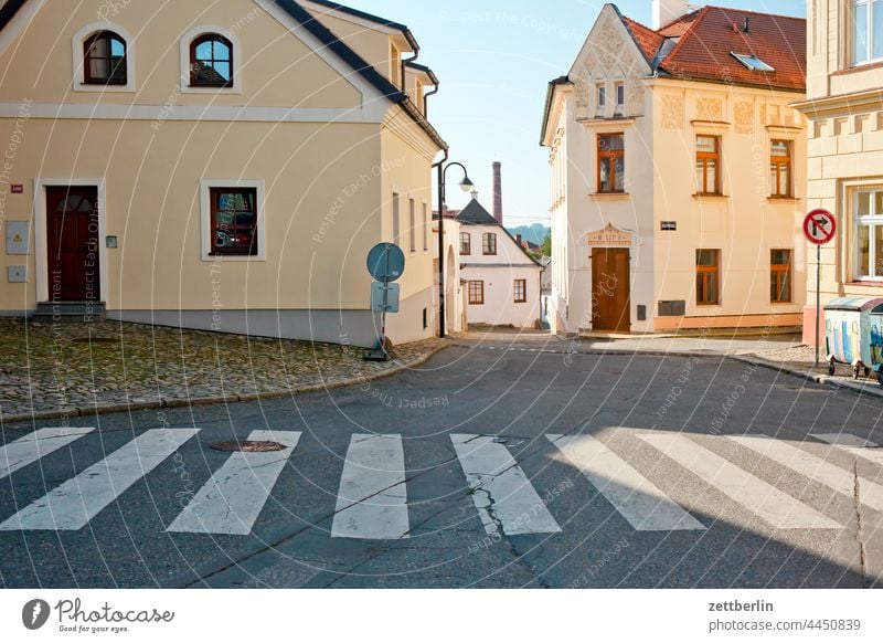 Zebrastreifen in Tábor, Tschechien altstadt architektur fachwerkhaus gasse gebäude historisch hussiten jan hus kopfsteinpflaster mittelalter religion sommer