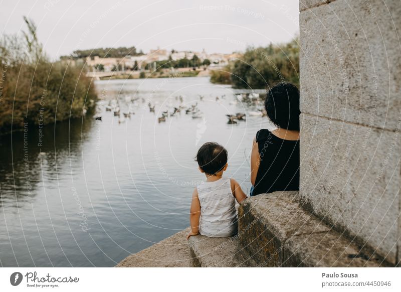 Mutter mit Kind schaut auf den Fluss Muttertag Mutterschaft Frau Lifestyle Glück Liebe Kindheit Eltern Menschen Zusammensein Pflege Familie & Verwandtschaft See