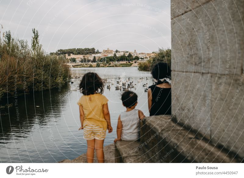 Bruder und Schwester schauen auf den Fluss Geschwister Familie & Verwandtschaft Kind Kindheit reisen Freizeit & Hobby authentisch Neugier Tierliebe Ente