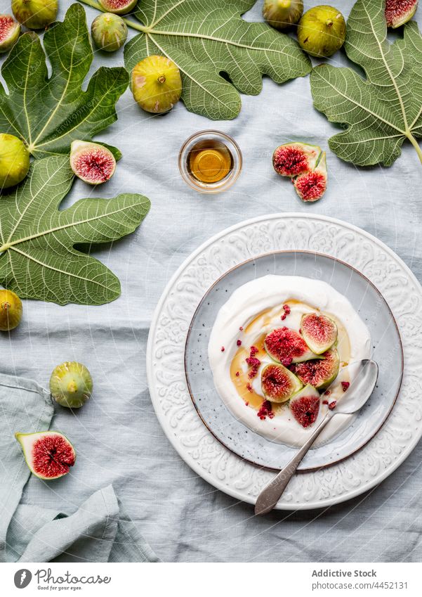 Teller mit Joghurt und Feigen von oben gesehen Frühstück Lebensmittel Frucht frisch Gesundheit Hintergrund organisch süß Vegetarier geschmackvoll Diät Snack