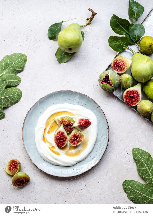 Teller mit Joghurt und Feigen von oben gesehen Frühstück Lebensmittel Frucht frisch Gesundheit Hintergrund organisch süß Vegetarier geschmackvoll Diät Snack